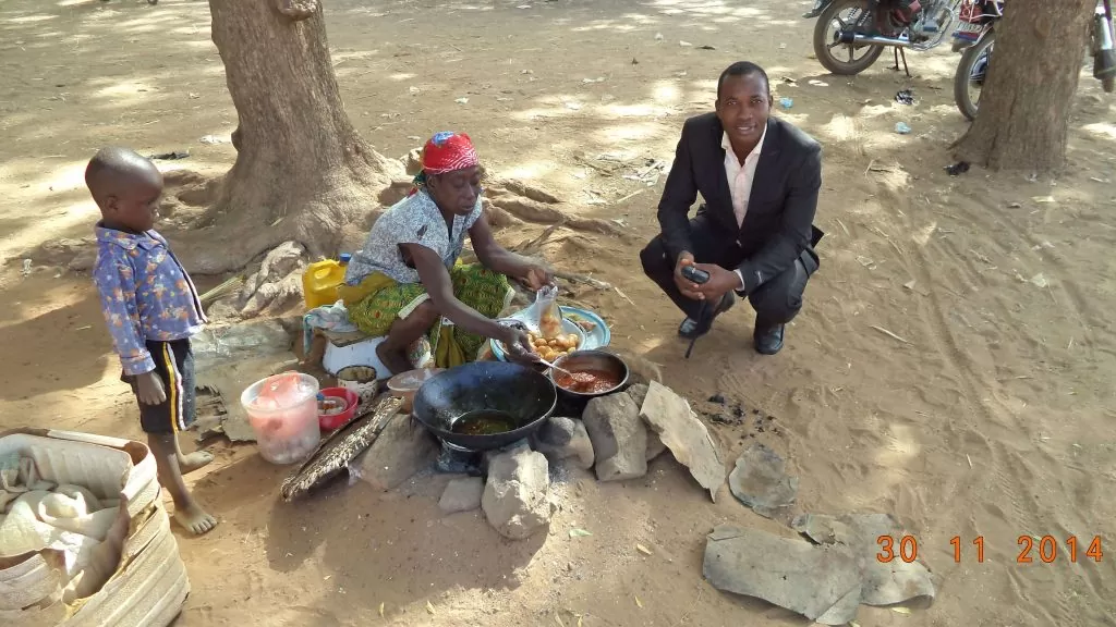 Gen Coordinator buying food on field in Brinin N' Konni, Republic of Niger